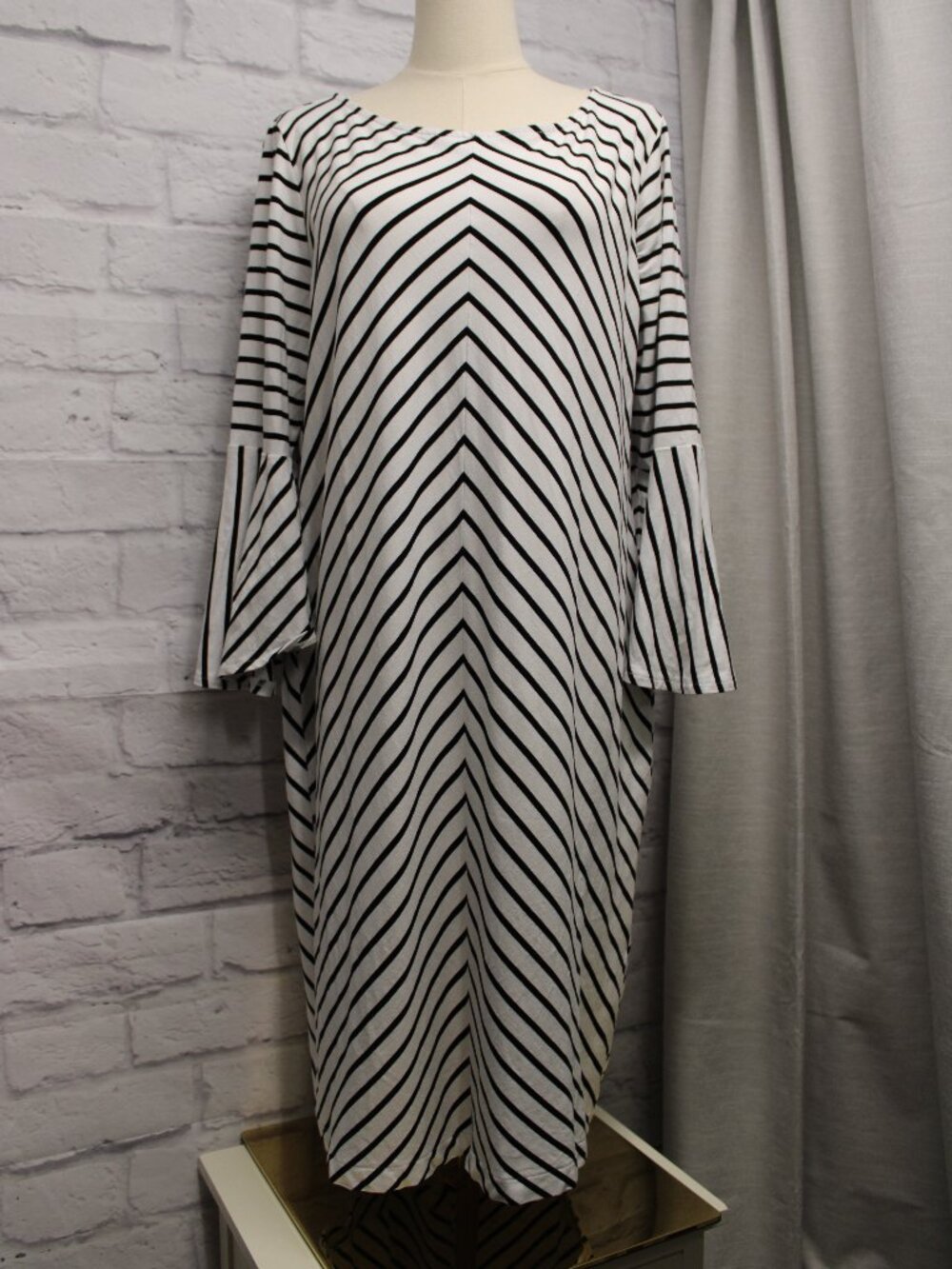 Chico's Size 2 Large Black White Striped Bell Shortsleeve Midi Shift Dress